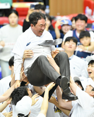 전창진 감독 1년 더 KCC 지휘봉 잡는다. PO 드라마 강력한 부산 팬심, 명장의 마음을 돌렸다