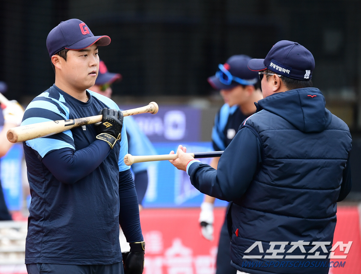 입대 전 마지막 불꽃 태울까…'퓨처스 홈런→1군 복귀' 한동희, 이제 한…