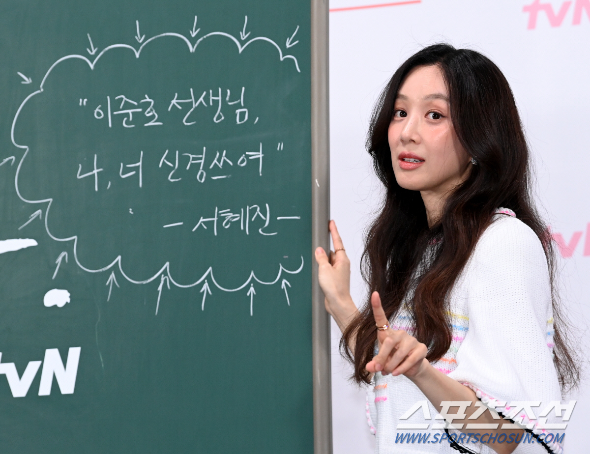 '졸업' 정려원 "'일타스캔들' 정경호에 칠판 물려받아..기운도 받고파"