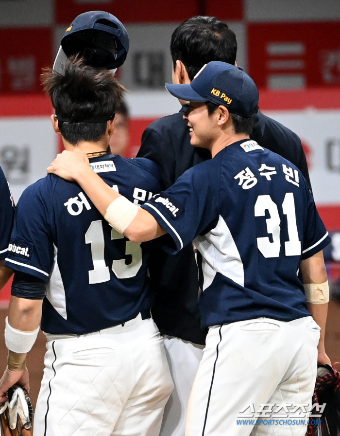 누가 친구 아니랄까봐 나란히 2안타, 5연승 합작한 두산 '90즈'의 기…