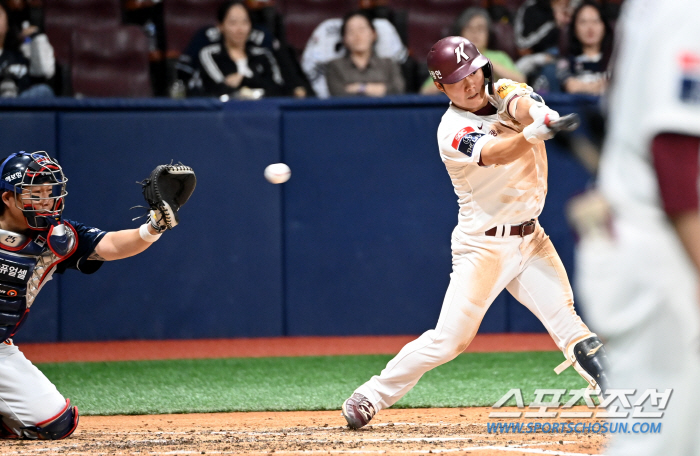 2-2 동점 7회 무사 1,2루, 7번 타자에게 강공이라니... 감독의 …