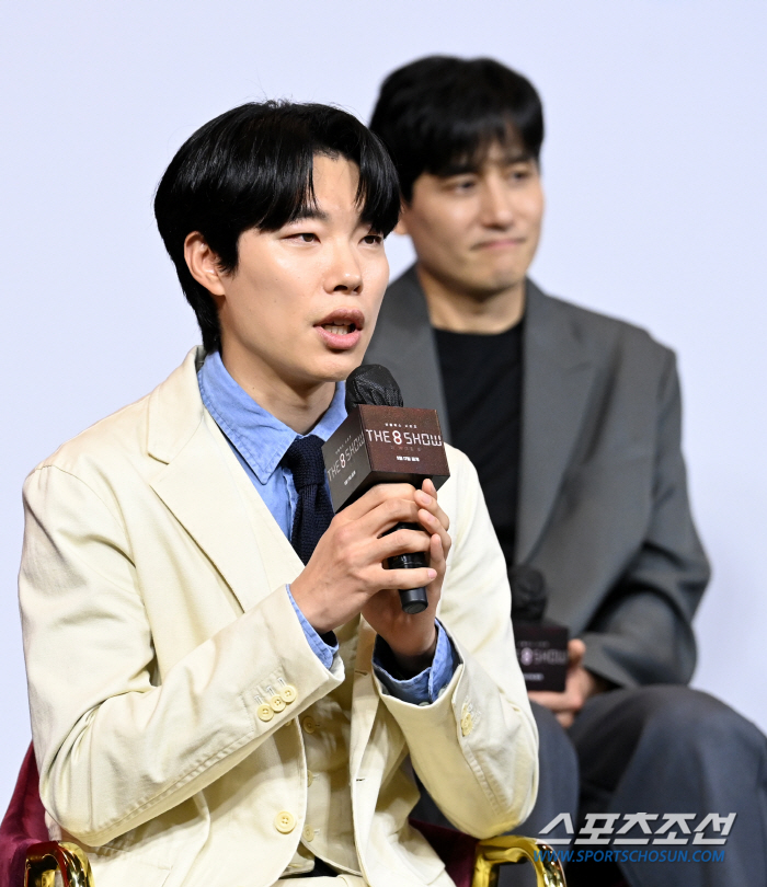 '더 에이트 쇼' 열애·결별·그린워싱 논란에 '침묵'한 류준열 "스스로 …