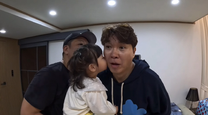 '예비아빠' 박수홍, 지인 딸 뽀뽀에 감격→육아 체험 후 기절 "너무 힘…