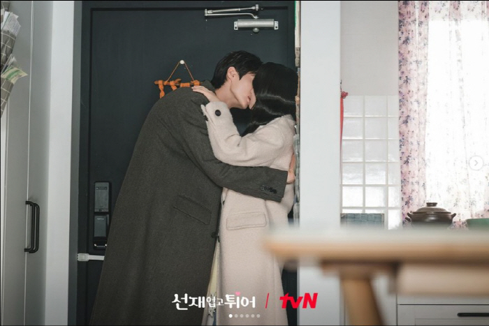 김수현에 변우석까지, ♥과몰입 깨는 '열애설'에 시청자 가슴만 '출렁' …