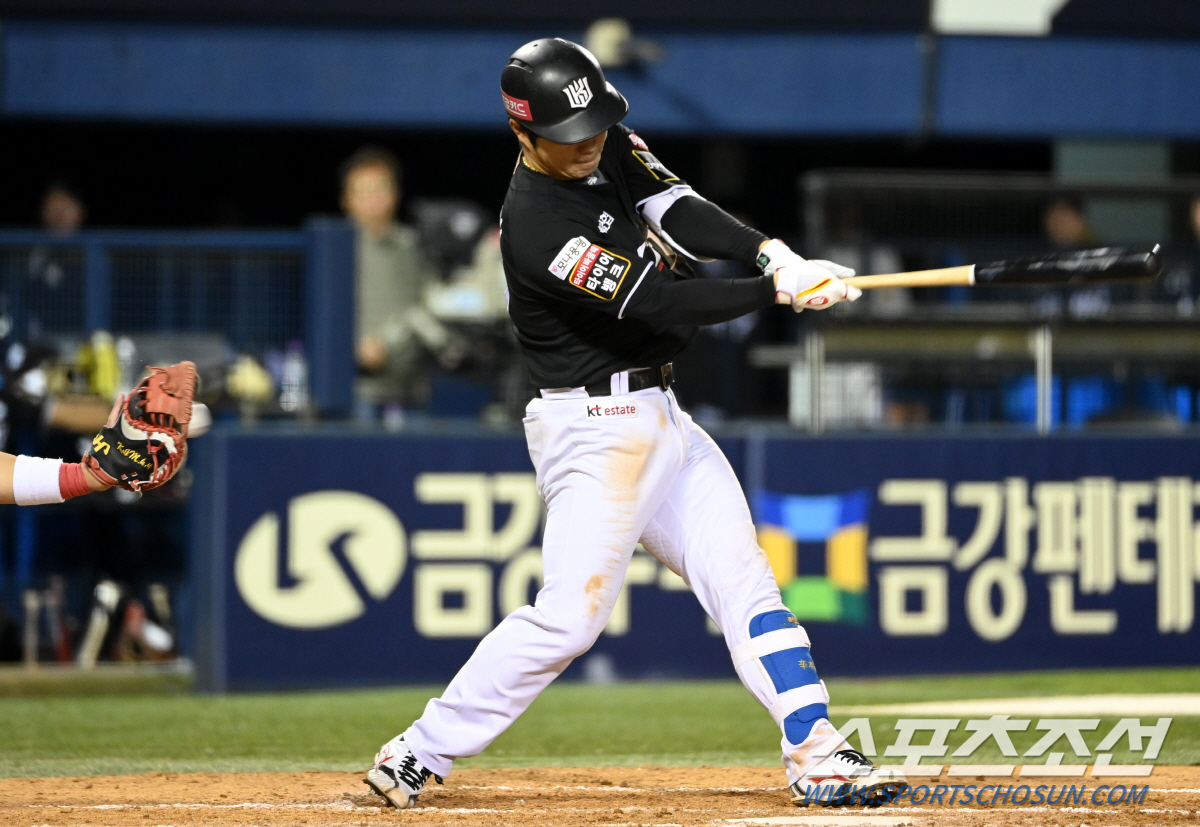 신인 맞아? 152㎞ 돌직구 퍼레이드로 결자해지, 무사 2, 3루 잠재운…