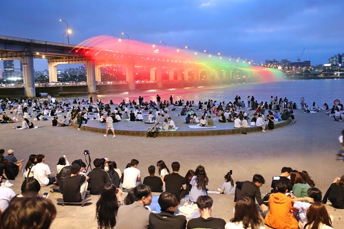 한강 반포대교 분수 쇼를 구경하는 시민들. 2023년 [연합뉴스 자료사진]