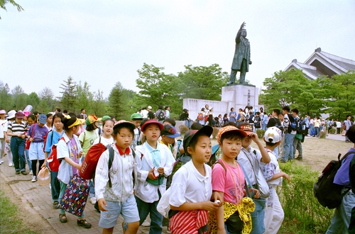 서울 양재동 매헌시민의숲에 봄 소풍을 나온 학생들. 1994년 [연합뉴스 자료사진]