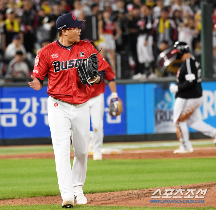 '참고 또 참았는데' 5실책 앞에서는 무너진 안경 에이스...수비가 안 …
