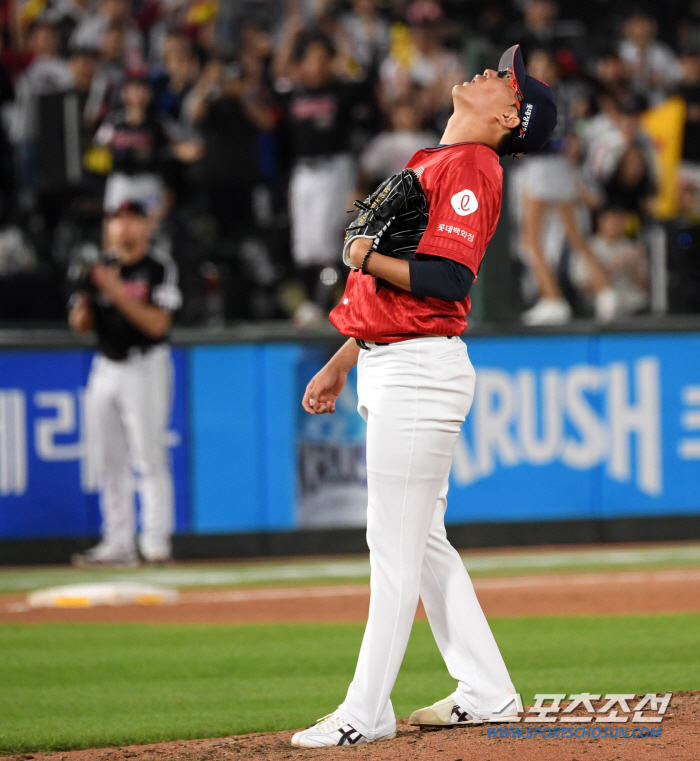 '참고 또 참았는데' 5실책 앞에서는 무너진 안경 에이스...수비가 안 …