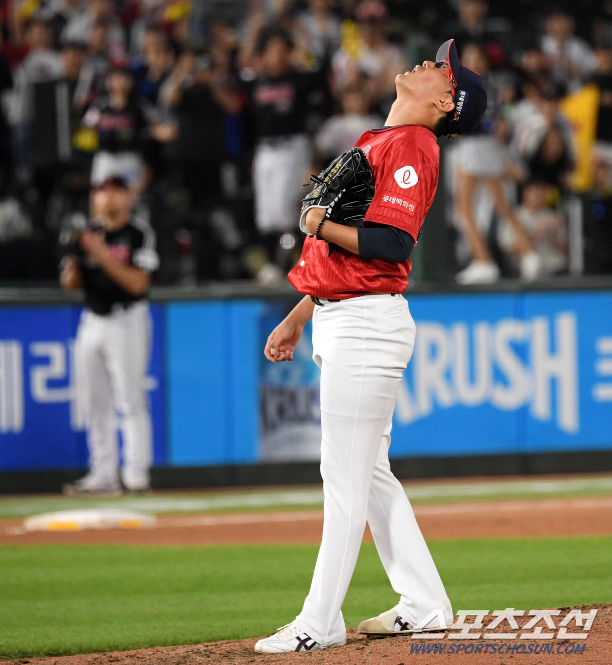 '참고 또 참았는데' 5실책 앞에서는 무너진 안경 에이스...수비가 안 …