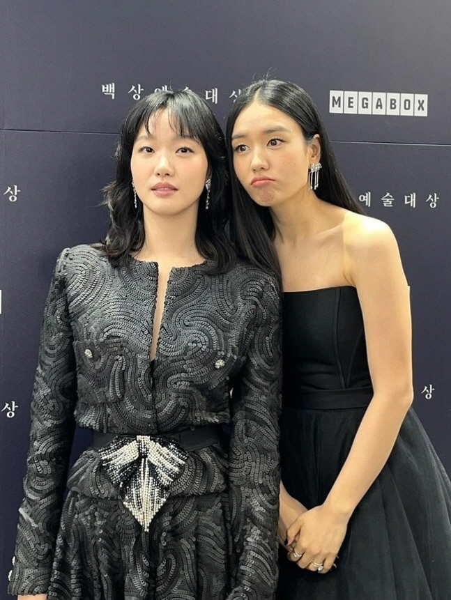 안은진-김고은, '한예종 전설의 10학번' 찐친 케미 돋보이네