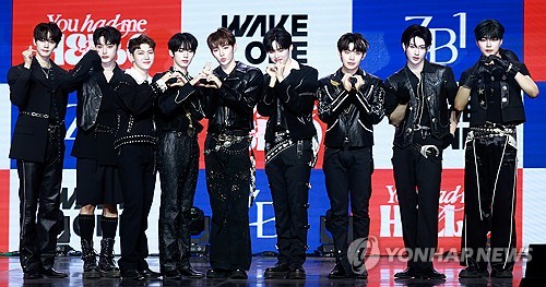 (서울=연합뉴스) 진연수 기자 = 그룹 제로베이스원이 13일 오후 서울 용산구 블루스퀘어에서 열린 세 번째 미니음반 '유 해드 미 앳 헬로'(You had me at HELLO) 발매 쇼케이스에서 포즈를 취하고 있다. 2024.5.13 jin90@yna.co.kr