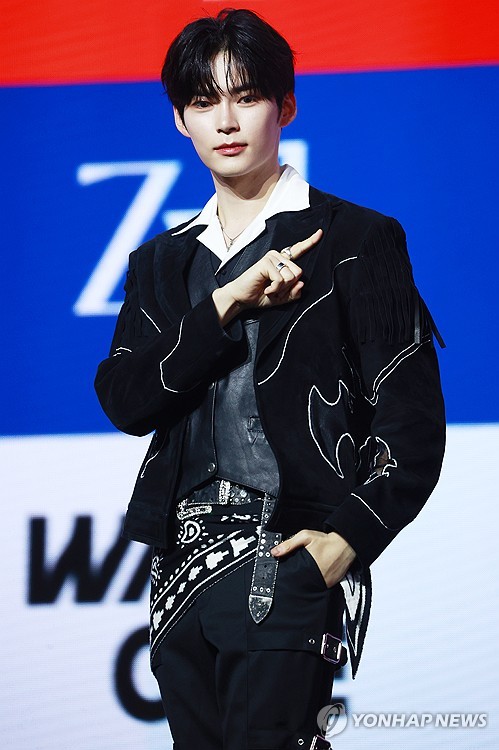 (서울=연합뉴스) 진연수 기자 = 그룹 제로베이스원 성한빈이 13일 오후 서울 용산구 블루스퀘어에서 열린 세 번째 미니음반 '유 해드 미 앳 헬로'(You had me at HELLO) 발매 쇼케이스가 포즈를 취하고 있다. 2024.5.13 jin90@yna.co.kr