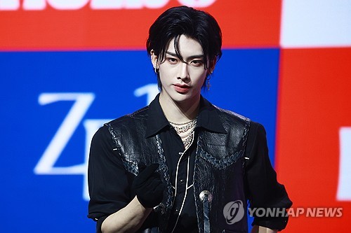 (서울=연합뉴스) 진연수 기자 = 그룹 제로베이스원 리키가 13일 오후 서울 용산구 블루스퀘어에서 열린 세 번째 미니음반 '유 해드 미 앳 헬로'(You had me at HELLO) 발매 쇼케이스가 포즈를 취하고 있다. 2024.5.13 jin90@yna.co.kr