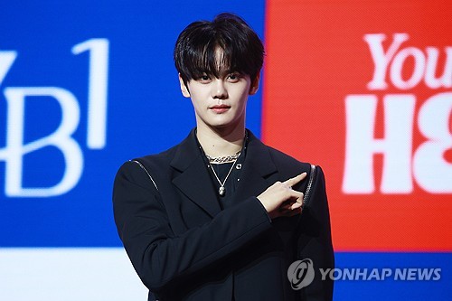 (서울=연합뉴스) 진연수 기자 = 그룹 제로베이스원 김규빈이 13일 오후 서울 용산구 블루스퀘어에서 열린 세 번째 미니음반 '유 해드 미 앳 헬로'(You had me at HELLO) 발매 쇼케이스가 포즈를 취하고 있다. 2024.5.13 jin90@yna.co.kr