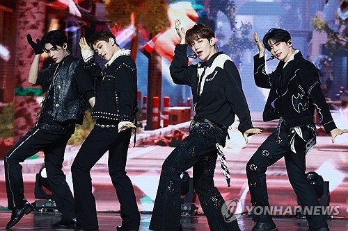 (서울=연합뉴스) 진연수 기자 = 그룹 제로베이스원이 13일 오후 서울 용산구 블루스퀘어에서 열린 세 번째 미니음반 '유 해드 미 앳 헬로'(You had me at HELLO) 발매 쇼케이스가 타이틀 곡 무대를 선보이고 있다. 2024.5.13 jin90@yna.co.kr