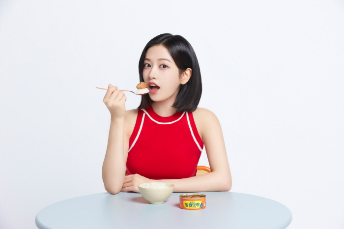 '누적조회수 1400만 돌파'…'참치女神'된 안유진 新 CF공개