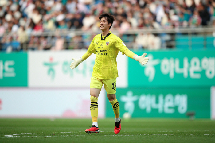 '발밑 좋은 11번째 필드플레이어' 포항 수문장 황인재 뒤에 공은 없다,…