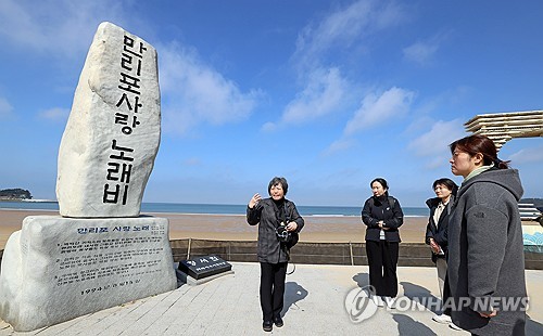 (서울=연합뉴스) 장미란 문화체육관광부 제2차관이 15일 '3월엔 여기로: 여행가는 달, 기차로 떠나는 로컬여행' 프로그램을 이용해 충남 태안을 찾아 만리포에 대한 설명을 듣고 있다. 2024.3.15 [문화체육관광부 제공. 재판매 및 DB 금지] photo@yna.co.kr