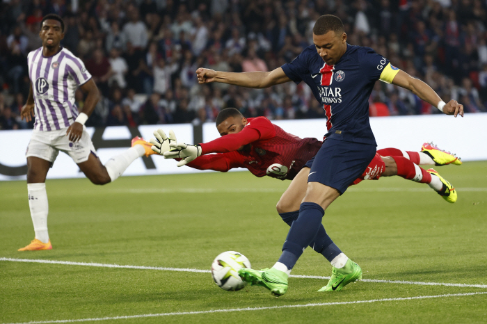 '서로 소리 지르며 격한 소동' PSG, 떠나는 음바페와 '충격' 소동……