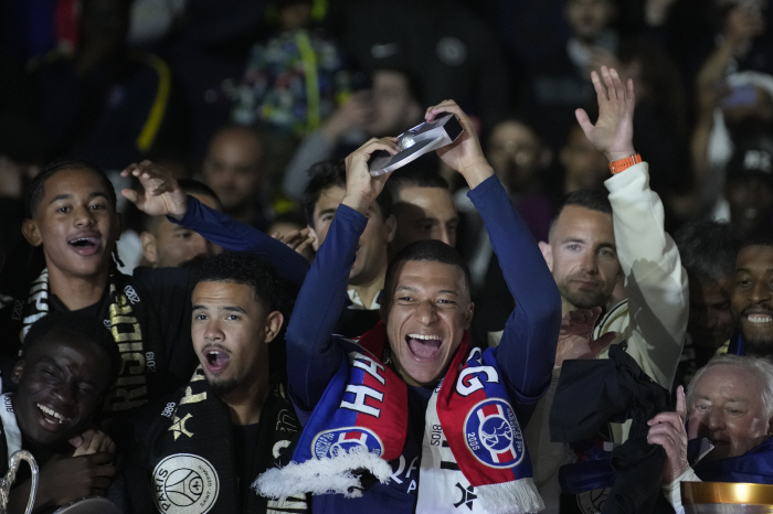 '서로 소리 지르며 격한 소동' PSG, 떠나는 음바페와 '충격' 소동……