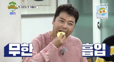 '-13kg' 전현무, 알배추 '폭풍먹방'…김국진 "여기 먹으러 왔냐" …