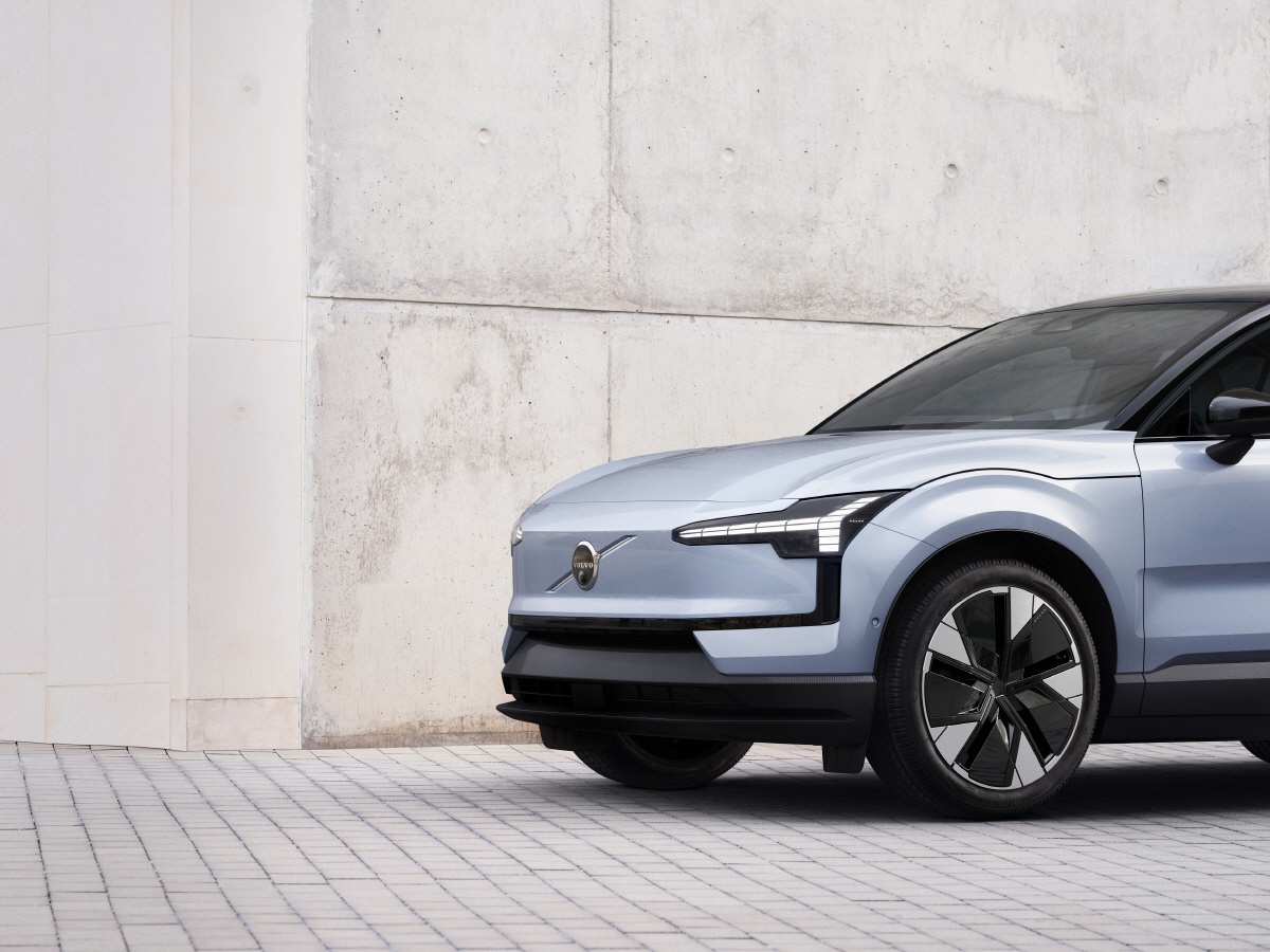 볼보 프리미엄 전기 SUV 'EX30', 글로벌 디자인 어워드 휩쓸어