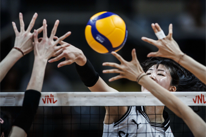 강소휘 12득점 분전했지만…모랄레스호 첫 공식전 패배, 女 배구 VNL …