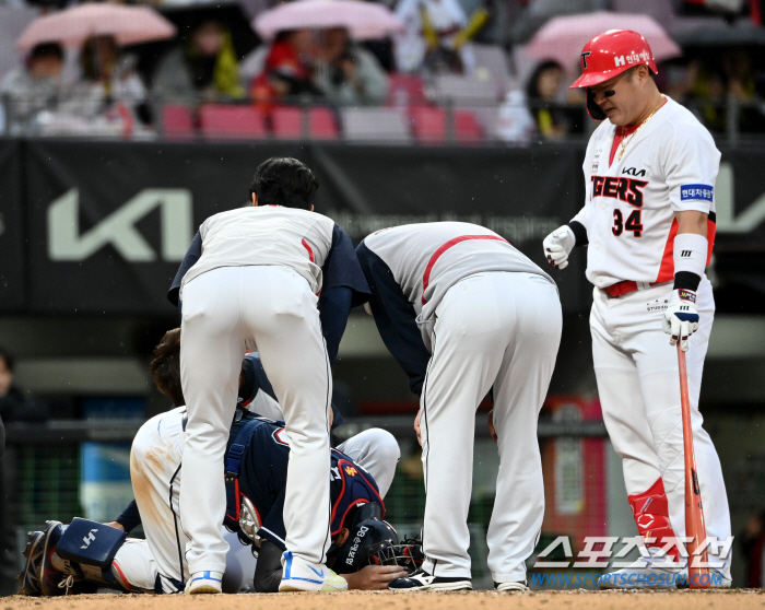 '형 나한테 이럴 거야?' 최형우 목덜미 움켜쥔 양의지, 웃으며 반겼더니…
