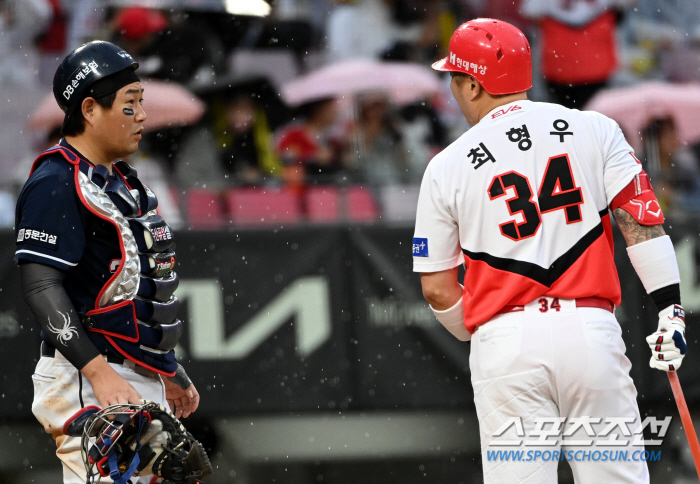 '형 나한테 이럴 거야?' 최형우 목덜미 움켜쥔 양의지, 웃으며 반겼더니…