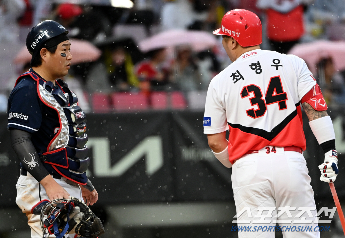 '형 나한테 이럴 거야?' 최형우 목덜미 움켜쥔 양의지, 웃으며 반겼더니…
