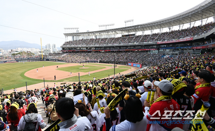 "야구단에서 이런 것도 팔아요?" 야구장 넘어 일상으로, KIA의 이색도…