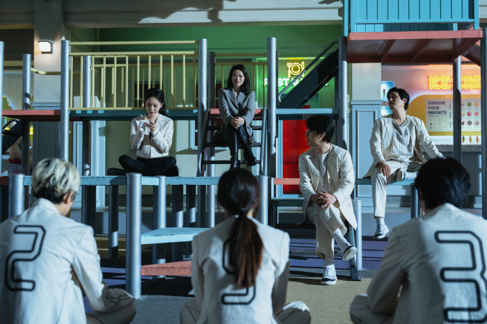 [SC리뷰] '더 에이트 쇼', '오징어 게임'의 n가지 그림자