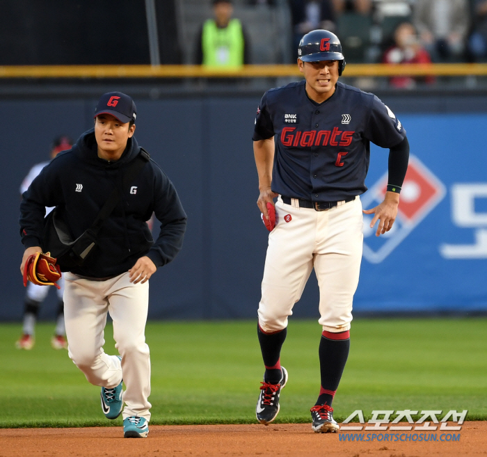 '4연패' 롯데 초비상, 캡틴이 쓰러졌다! 경기 직전 이탈→병원 후송 '…