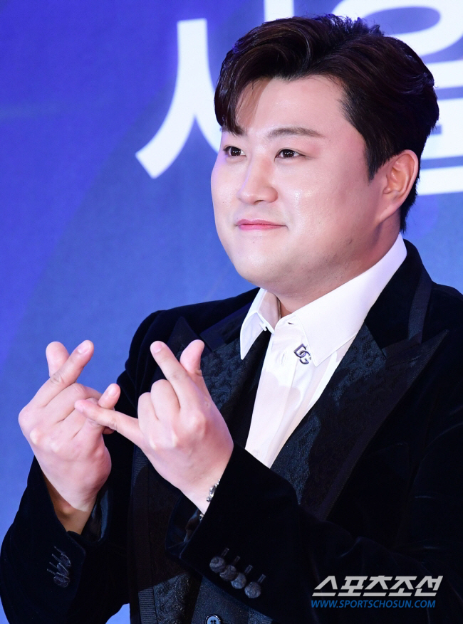 [종합]'음주 부인한' 김호중, 술집 앞서 비틀비틀…당시 현장 포착