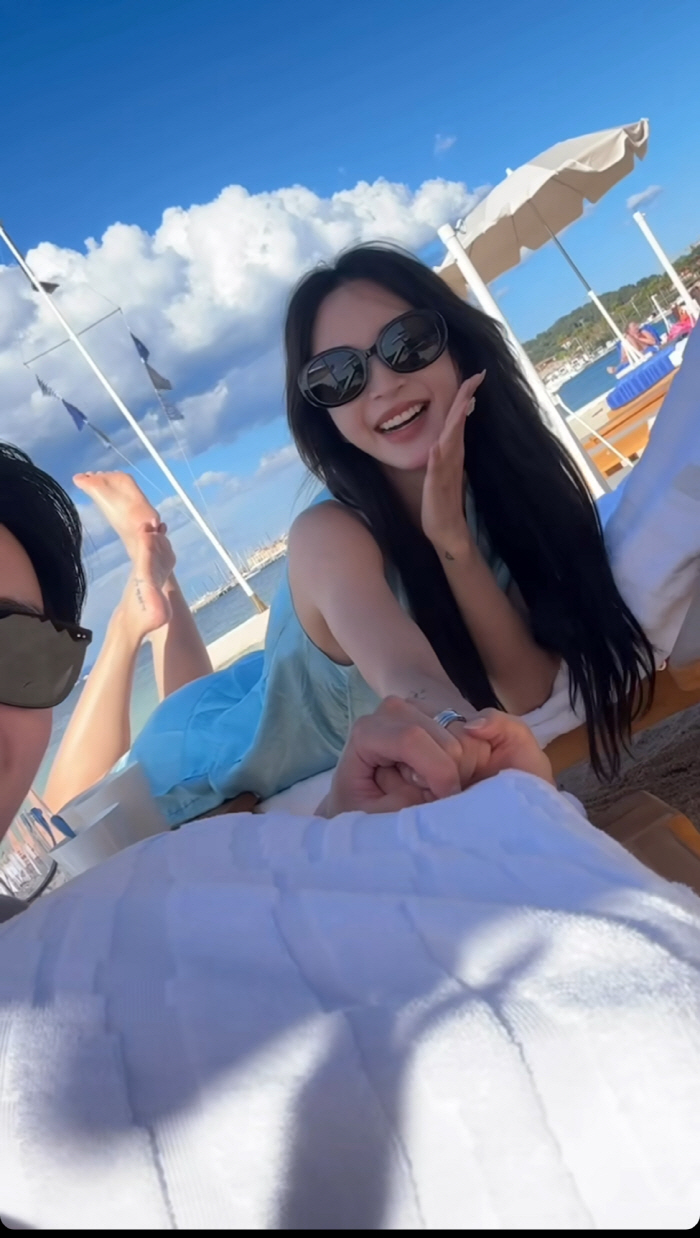 한예슬, ♥10세 연하 남편 손 꼭 잡고 애틋..약지 반지 눈에 띄네