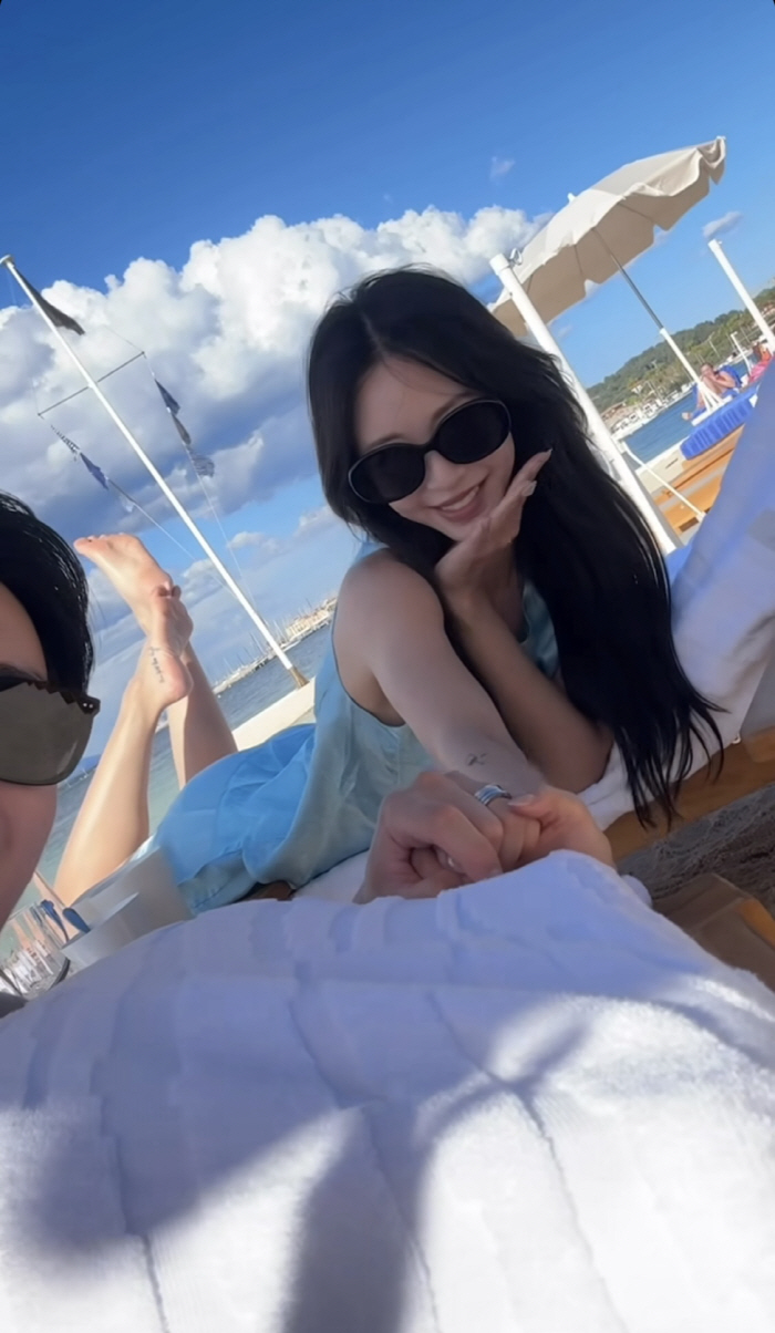 한예슬, ♥10세 연하 남편 손 꼭 잡고 애틋..약지 반지 눈에 띄네