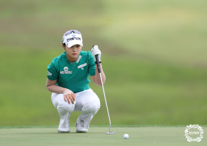 [KLPGA] '승률 1위' 박현경, 유효주 꺾고 두산 매치플레이 8강