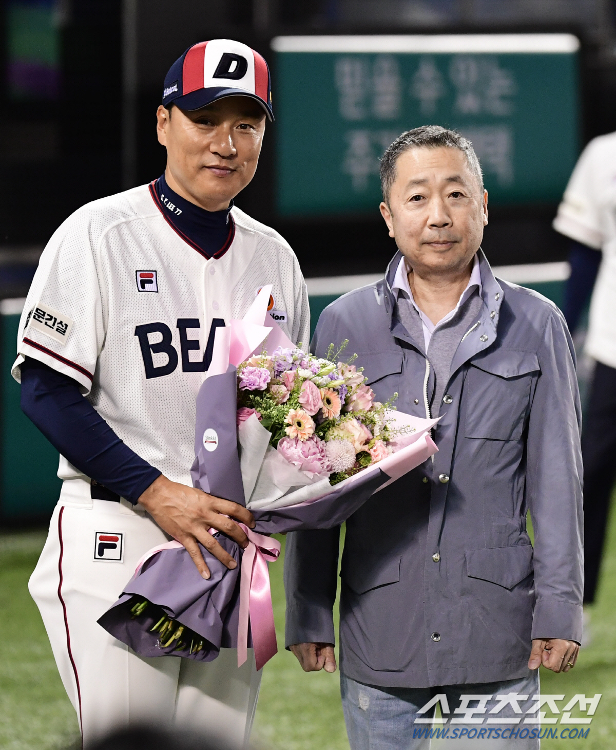 '정원이형'이 직접 꽃다발을 안겨줬다…KBO 역대 8번째 기록 '국민타자…