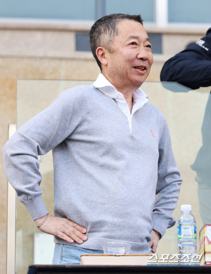 '정원이형'이 직접 꽃다발을 안겨줬다…KBO 역대 8번째 기록 '국민타자…
