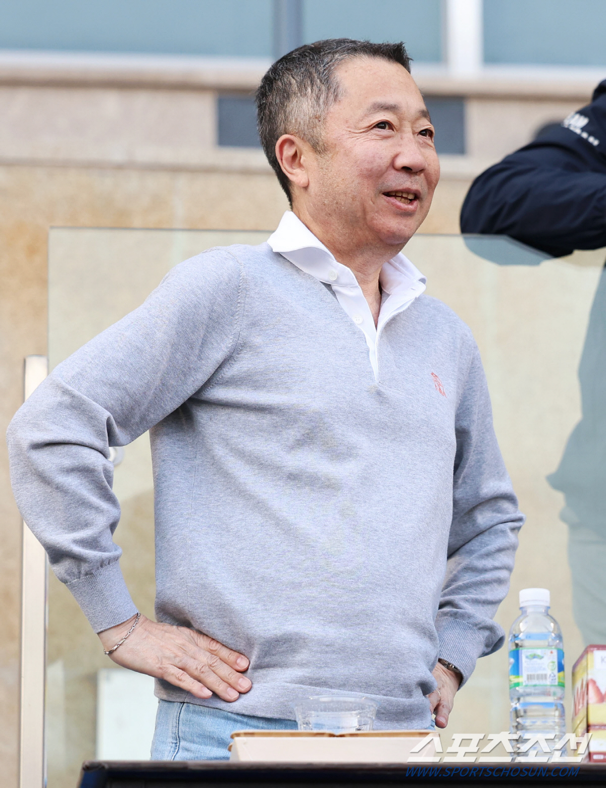 '정원이형'이 직접 꽃다발을 안겨줬다…KBO 역대 8번째 기록 '국민타자…