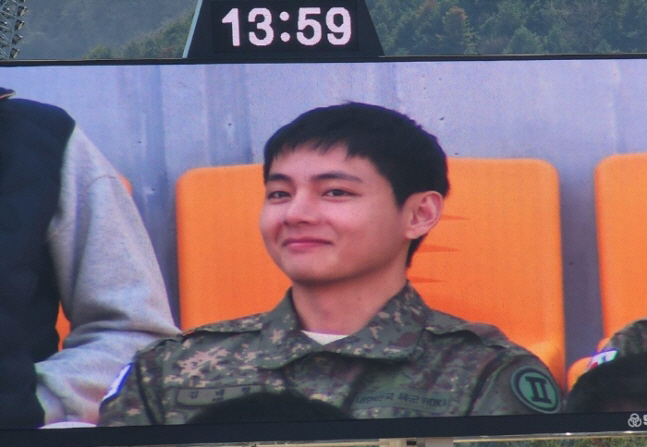 방탄소년단 뷔, 특임대 복무 근황..베레모로 완성한 훈훈 비주얼