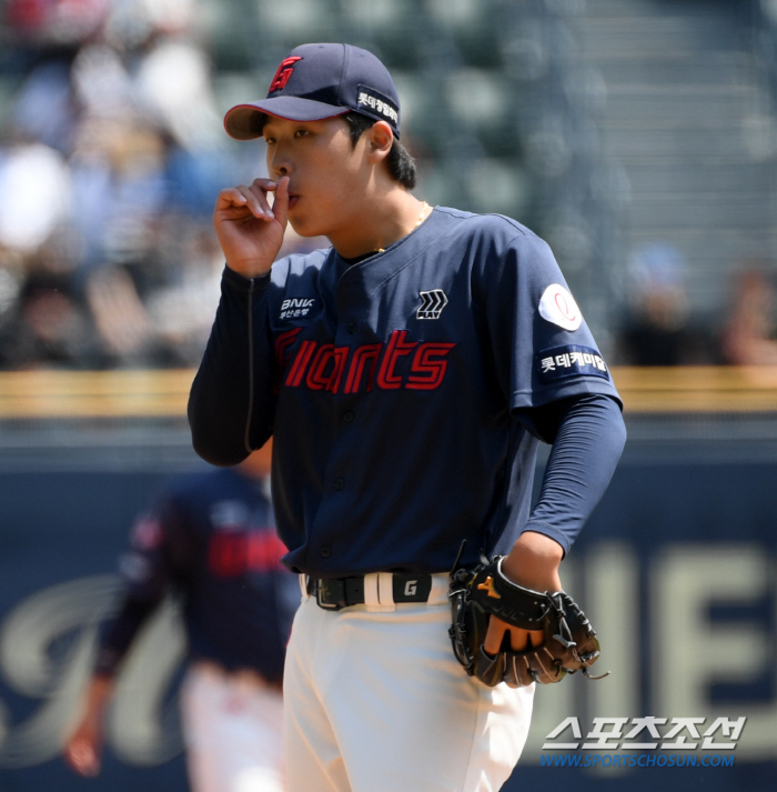 154㎞ 쾅! 선발진 가세 희망 봤는데…롯데 1차지명 유망주, 손가락이 …
