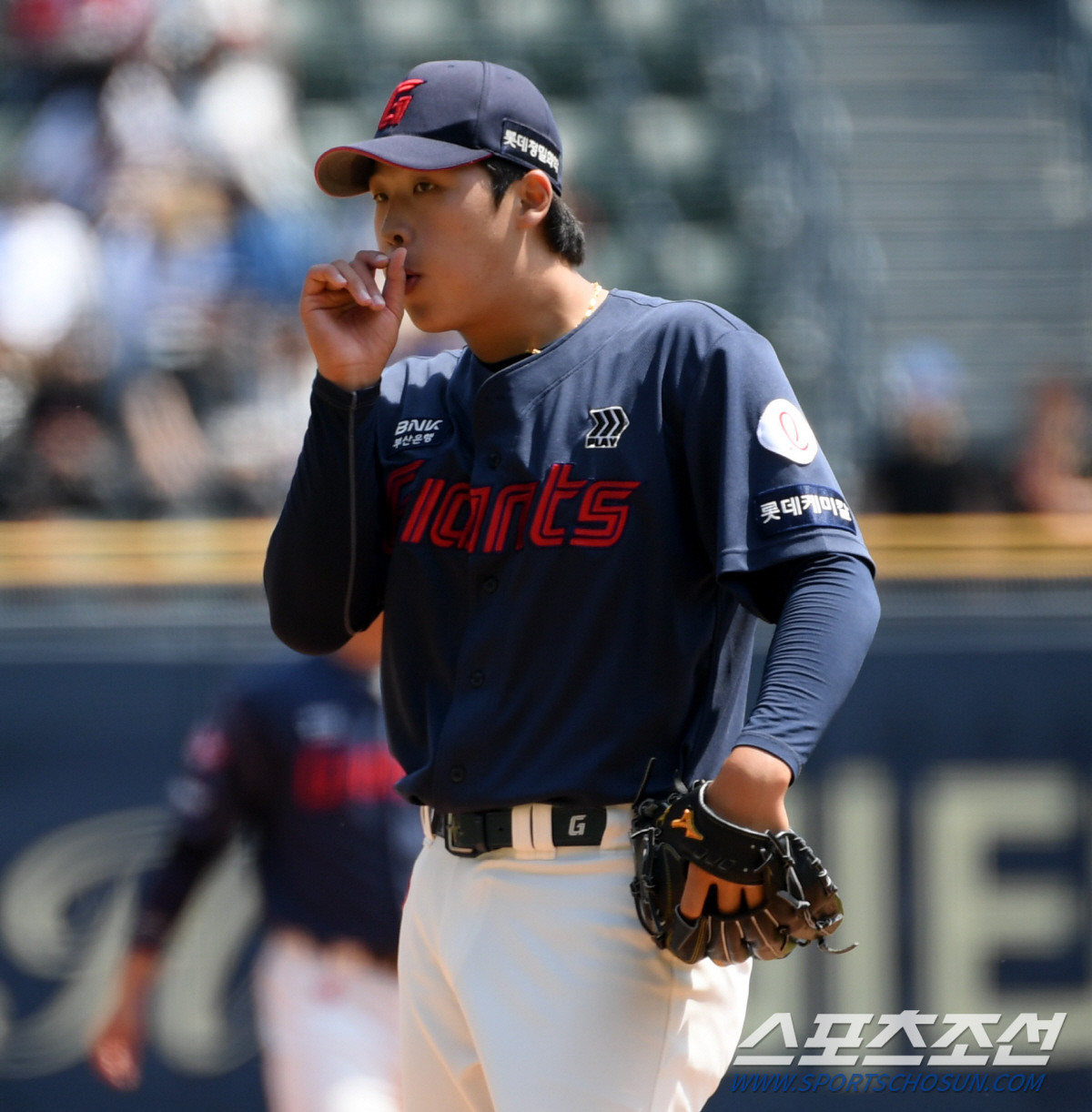 154㎞ 쾅! 선발진 가세 희망 봤는데…롯데 1차지명 유망주, 손가락이 …