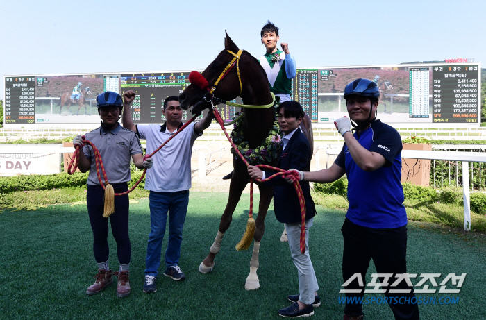 [대상경마] '강풍'이 또 몰아쳤다. 제34회 스포츠조선배 대상경마, 강풍마 데뷔 첫 2000m 우승