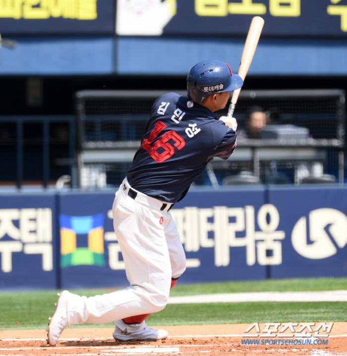 정수빈 홈송구 미쳤다! 연장 12회초 적시타 지웠다…두산-롯데, 3-3 …