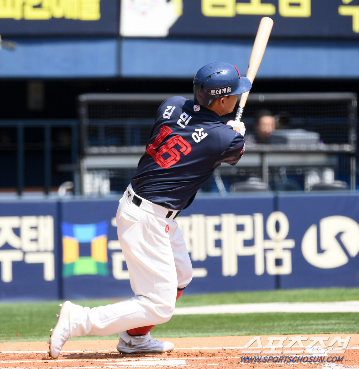 정수빈 홈송구 미쳤다! 연장 12회초 적시타 지웠다…두산-롯데, 3-3 …