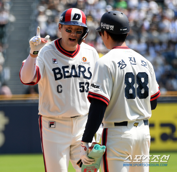 정수빈 홈송구 미쳤다! 연장 12회초 적시타 지웠다…두산-롯데, 3-3 …