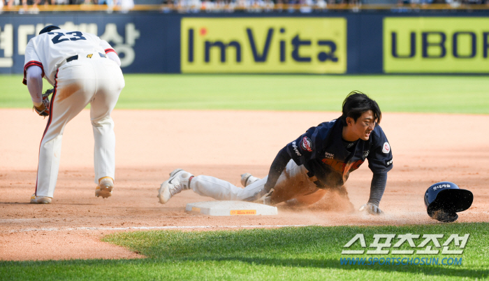 정수빈 홈송구 미쳤다! 연장 12회초 적시타 지웠다…두산-롯데, 3-3 …