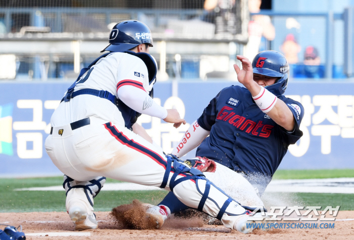 정수빈 홈송구 미쳤다! 연장 12회초 적시타 지웠다…두산-롯데, 3-3 …